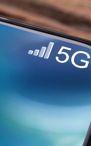 Premier plan d'un smartphone affichant une connexion 5G, symbole de l'innovation technologique dans la mobilité connectée pour les professionnels