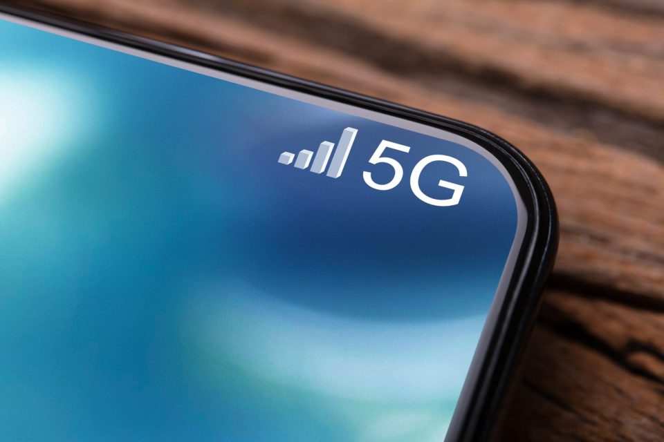 Premier plan d'un smartphone affichant une connexion 5G, symbole de l'innovation technologique dans la mobilité connectée pour les professionnels