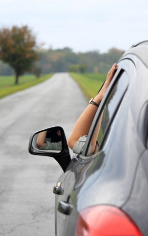 La précarité mobilité s'observe dans les zones rurales à travers la dépendance à la voiture.