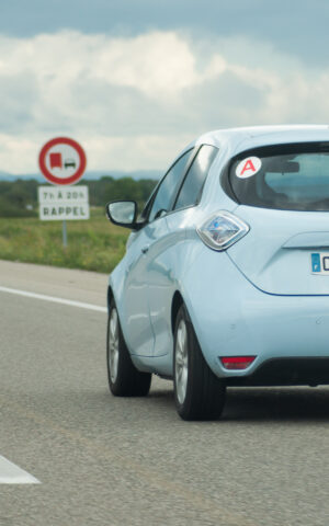 Test de conduite d'un véhicule électrique selon le cycle d'homologation WLTP.