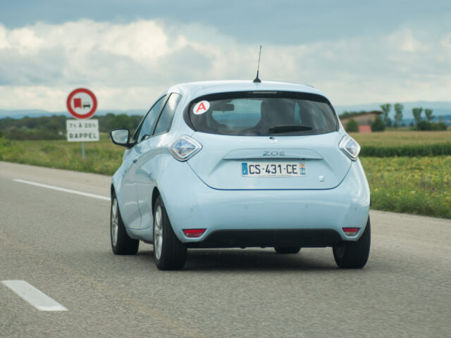 Test de conduite d'un véhicule électrique selon le cycle d'homologation WLTP.