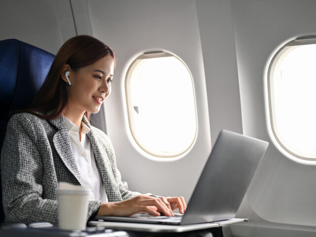 Personnes assises dans un avion.