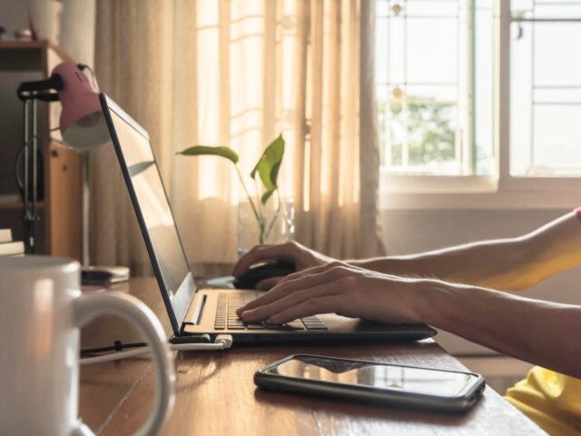 Image d'une femme travaillant depuis son domicile, symbolisant le télétravail et son impact sur l'environnement, en accord avec les principes de durabilité et de responsabilité écologique.