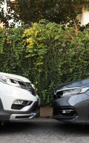 Une image montrant deux voitures différentes, l'une représentant un véhicule de service et l'autre un véhicule de fonction, stationnées côte à côte.