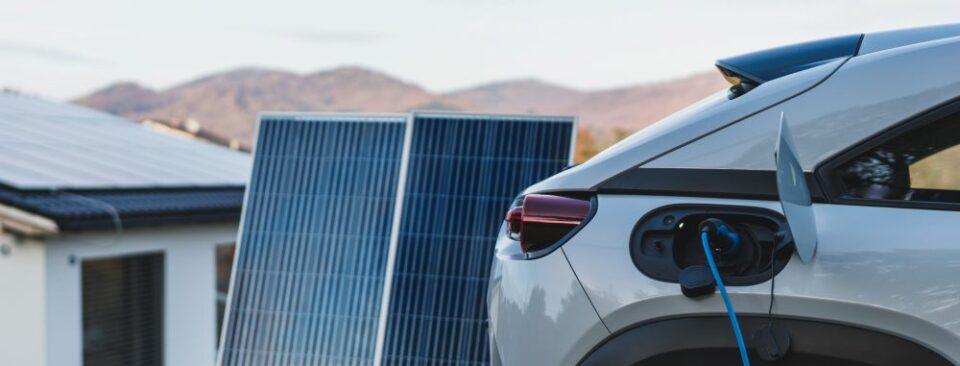 Flotte de véhicules électriques rechargeant avec des panneaux solaires photovoltaïques.