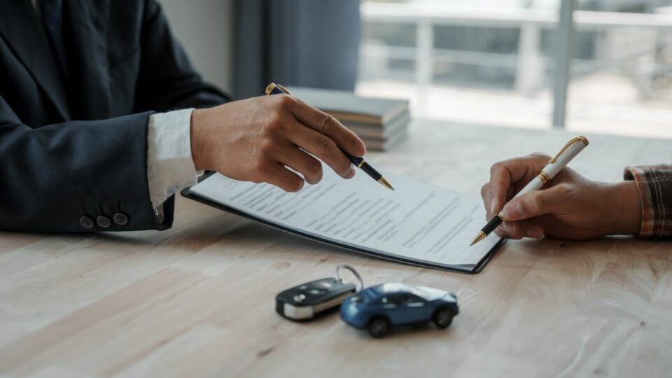 Une clé de voiture avec un contrat, symbolisant les choix de location de véhicules pour les entreprises.