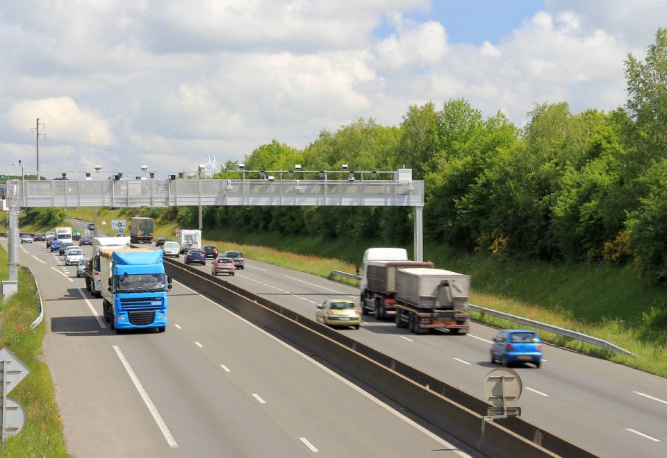 Autoroute Normandie en flux libre, avec portique