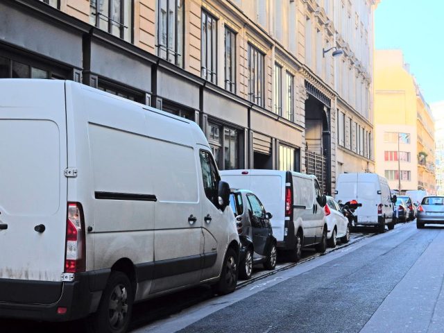 À partir du 1er octobre, Paris introduit de nouveaux tarifs de stationnement pour les SUV dépassant certains poids, allant jusqu'à 12 euros de l'heure dans les zones centrales. Informez-vous sur les détails et préparez-vous à ces changements.