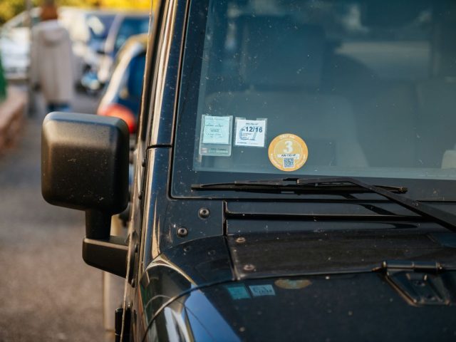 Paris durcit les règles de circulation en 2024 avec l'extension de la ZFE-m et la création d'une ZTL. Découvrez les zones concernées et les véhicules interdits.