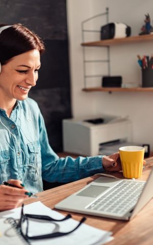 Des horaires flexibles, un travail pratiqué librement en dehors de l’entreprise : telles sont les promesses du flex work. Un mode de travail dont la souplesse séduit tout particulièrement les jeunes générations.