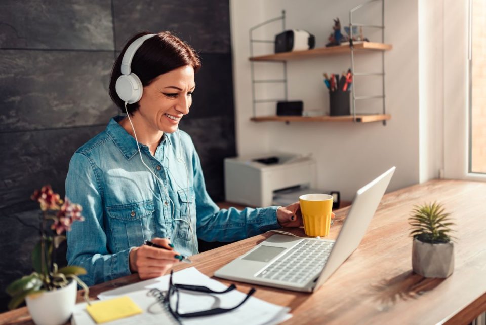 Des horaires flexibles, un travail pratiqué librement en dehors de l’entreprise : telles sont les promesses du flex work. Un mode de travail dont la souplesse séduit tout particulièrement les jeunes générations.