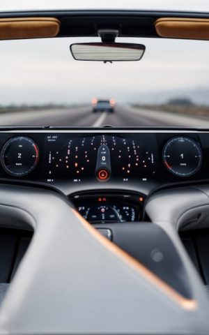 Vue intérieure d’une voiture futuriste entièrement autonome, sans volant, avec un tableau de bord high-tech affichant une interface numérique avancée.