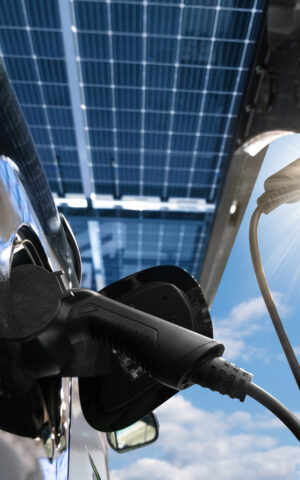 Véhicule électrique rechargeant avec des panneaux solaires photovoltaïques.