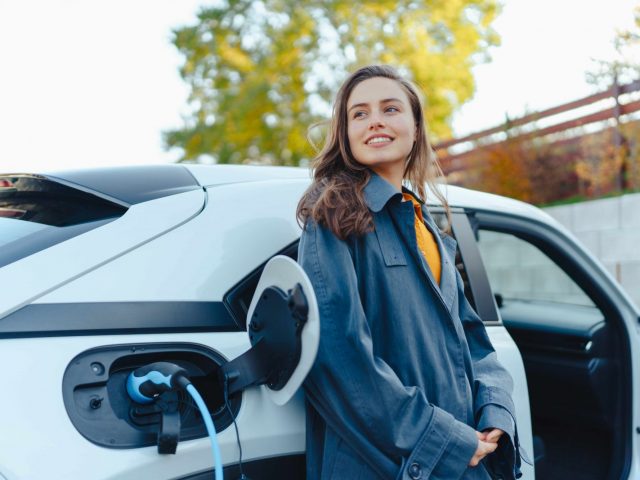 Voiture électrique moderne en cours de recharge, symbole de l'avenir durable des transports