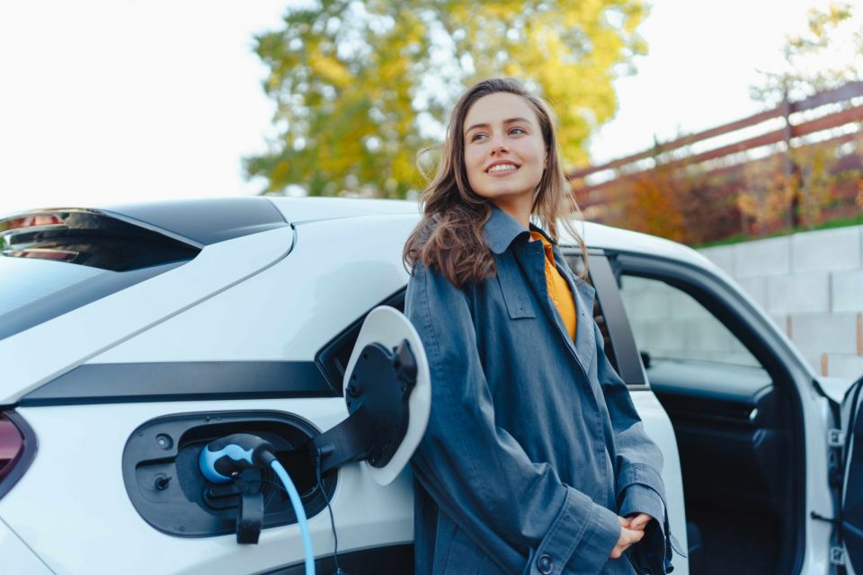 Voiture électrique moderne en cours de recharge, symbole de l'avenir durable des transports