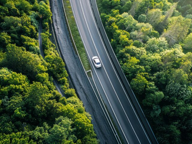 Conducteur conduisant une voiture électrique de manière économe.