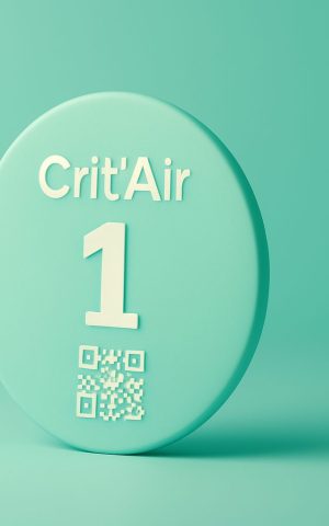 Vignette Crit’Air 1 en 3D turquoise pastel avec texte et QR code, sur fond uni vert menthe, style graphique épuré.