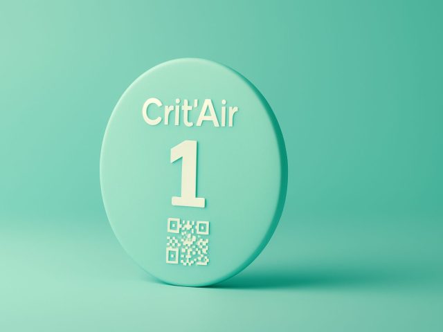 Vignette Crit’Air 1 en 3D turquoise pastel avec texte et QR code, sur fond uni vert menthe, style graphique épuré.