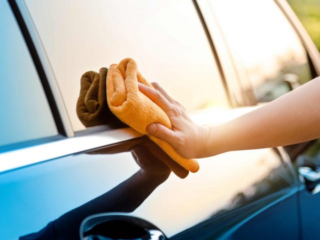 Nettoyage écologique d'une voiture sans eau avec un chiffon microfibre